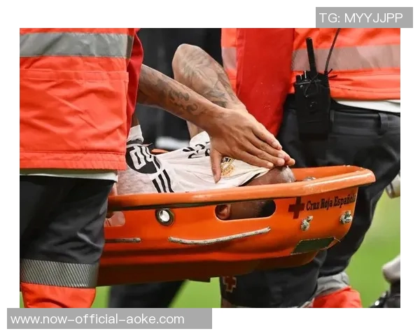 又伤一个?米利唐对阵突尼斯比赛中因肌肉不适提前离场,皇马球迷紧张不已 又伤一个?米利唐对阵突尼斯比赛中因肌肉不适提前离场,皇马球迷紧张不已